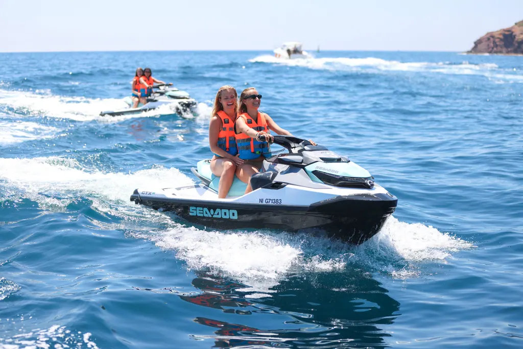 Jet ski longeant les roches rouges du massif de l'Estérel au large de Théoule-sur-Mer
