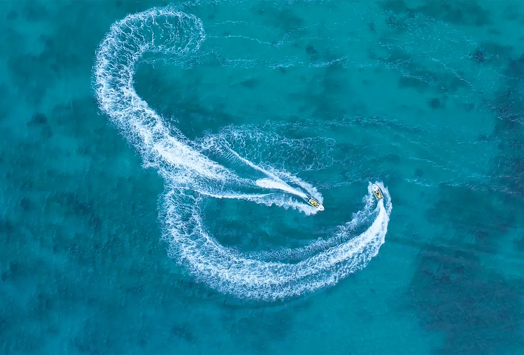 Vue aérienne de deux jet skis au large de Mandelieu-la-Napoule